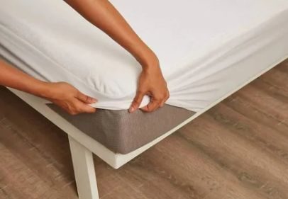 Mattress Protector fitting snugly over the bed corner